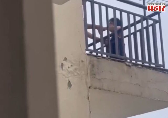 Uttar Pradesh Viral Video : लॉक अप शोचं 'वेड'! मित्रासोबत भांडण झालं अन् थेट16 व्या मजल्याच्या बाल्कनीबाहेर तरुणी लटकली, व्हिडिओ व्हायरल