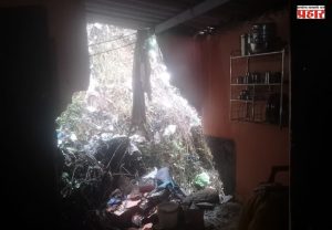 Kurla Landslide: कुर्ला पश्चिम बुद्ध कॉलनीसमोर दरड कोसळली, तीन कुटुंबांना पर्यायी जागेत हलवले