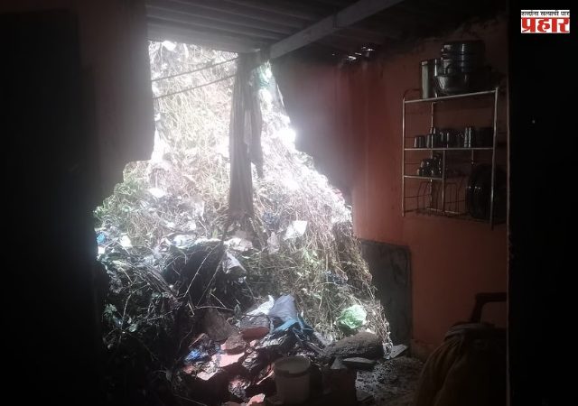 Kurla Landslide: कुर्ला पश्चिम बुद्ध कॉलनीसमोर दरड कोसळली, तीन कुटुंबांना पर्यायी जागेत हलवले