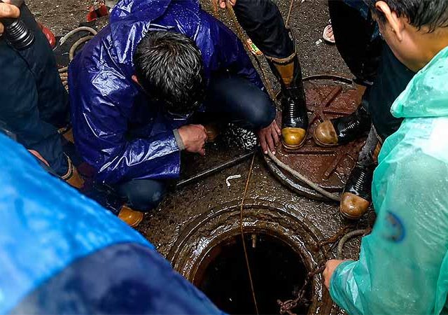 Manholes News : मुंबईमध्ये आजही ४४४६ मॅनहोल्स जाळ्याविना