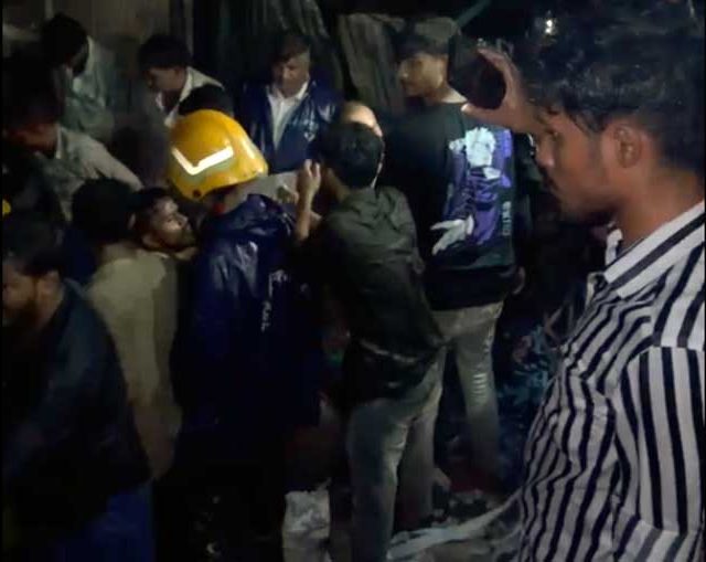 Mankhurd : मानखुर्दमध्ये चाळीचा भाग कोसळला, पाच जण ढिगाऱ्याखाली अडकल्याची शक्यता