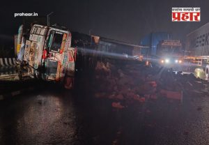 Nashik-Mumbai Highway : घोटी–सिन्नर फाटा उड्डाणपुलावर ट्रक दुभाजकाला धडकून उलटला अन्...महामार्गावर मोठी वाहतूक कोंडी