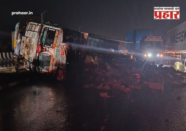 Nashik-Mumbai Highway : घोटी–सिन्नर फाटा उड्डाणपुलावर ट्रक दुभाजकाला धडकून उलटला अन्...महामार्गावर मोठी वाहतूक कोंडी