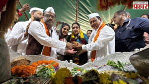 Sunetra pawar : संत ज्ञानेश्वर माऊली'च्या चरणी उपमुख्यमंत्री सुनेत्रा अजितदादा पवार; वारकऱ्यांसोबत भोजनाचा घेतला