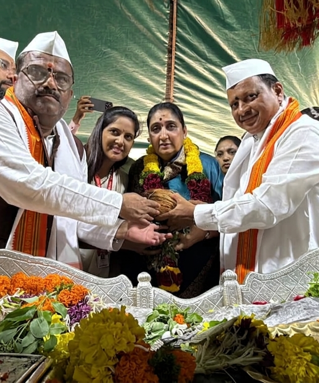 Sunetra pawar : संत ज्ञानेश्वर माऊली'च्या चरणी उपमुख्यमंत्री सुनेत्रा अजितदादा पवार; वारकऱ्यांसोबत भोजनाचा घेतला