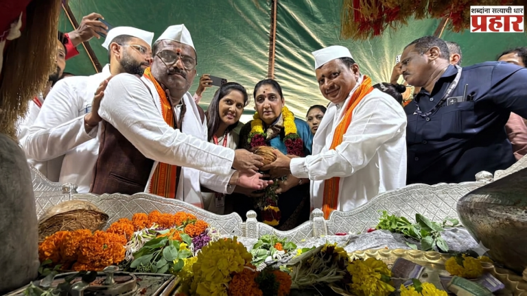 Sunetra pawar : संत ज्ञानेश्वर माऊली'च्या चरणी उपमुख्यमंत्री सुनेत्रा अजितदादा पवार; वारकऱ्यांसोबत भोजनाचा घेतला