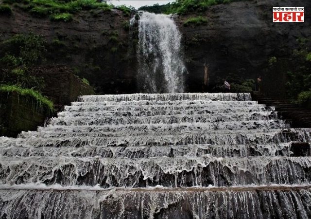 Waterfall Trip : धबधब्याखाली भिजायचंय? मग हे 5 वॉटरप्रूफ गॅझेट्स नक्की सोबत ठेवा