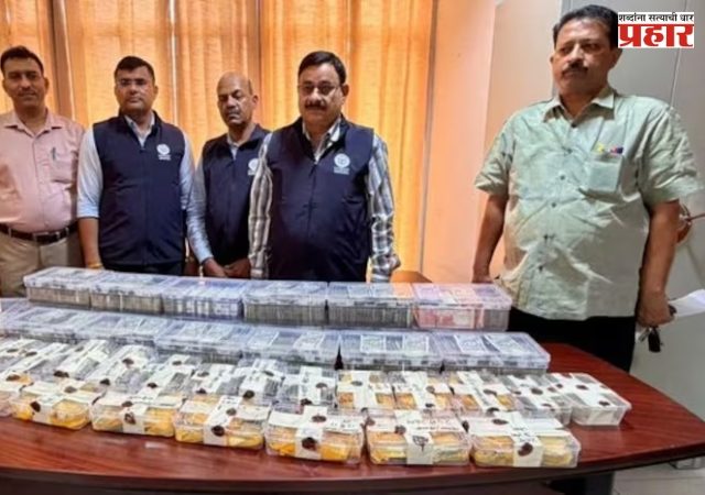 Agra ARTO Raid : माजी सरकारी अधिकाऱ्याच्या घरात 'कुबेराचा खजिना'; २२ किलो सोनं-चांदी, १.६२ कोटींची रोकड जप्त