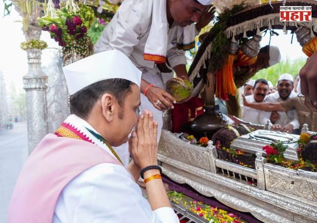 Devendra Fadnavis : मुख्यमंत्र्यांनी घेतले संतांच्या पादुकांचे दर्शन