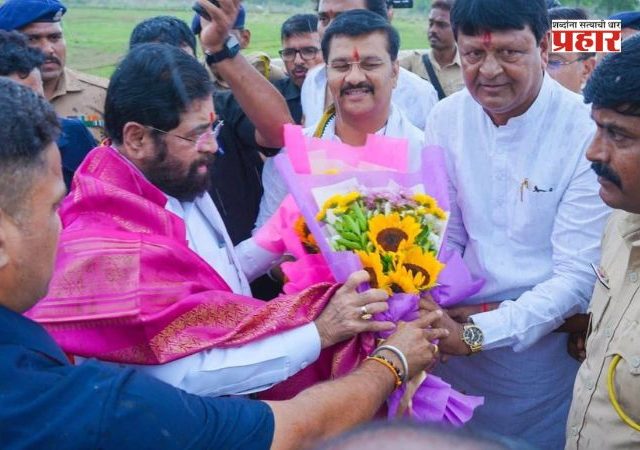 Eknath Shinde :भरपावसात उपमुख्यमंत्री शिंदे पंढरपुरात; वारकऱ्यांशी साधला संवाद