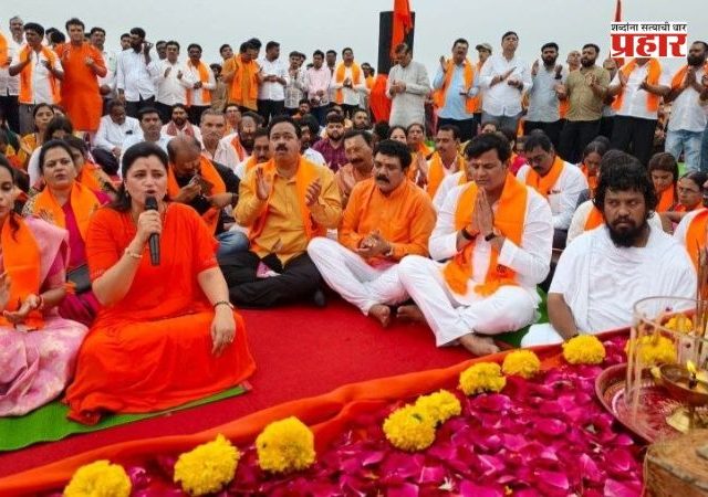 Navneet Rana : हनुमान गढीवर हजारो भाविकांसह नवनीत राणा व आ. रवि राणा यांचे हनुमान चालीसा पठण