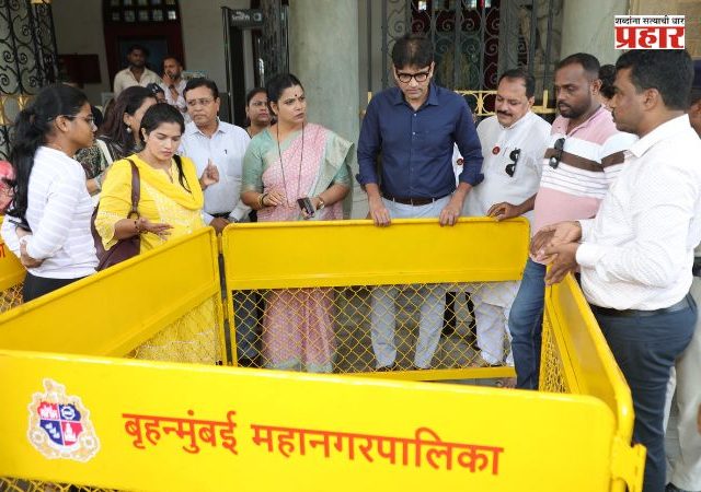 Mayor Ritu Tawde : मॅनहोल सुरक्षेसाठी 'मॅनहोल रेलगार्ड' प्रतिकृतीची महापौर रितू तावडे आणि नगरसेवकांनी केली पाहणी