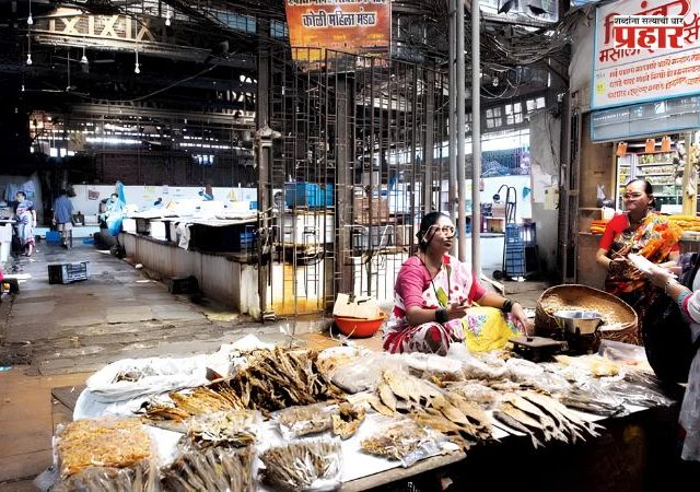 Dadar Savarkar Mandai : दादर पश्चिम येथील सावरकर मंडईच्या दुरुस्तीचा अखेर मुहूर्त सापडला
