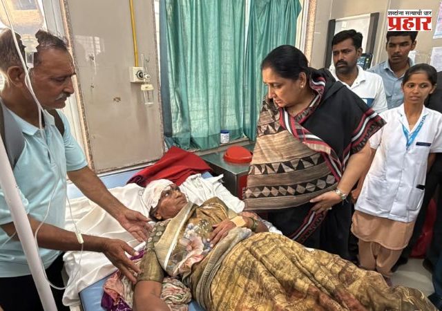 Sunetra Pawar : सासवड-जेजुरी मार्गावरील अपघातानंतर उपमुख्यमंत्री सुनेत्रा पवार रुग्णालयात; जखमी वारकऱ्यांना दिला धीर, तातडीच्या उपचाराचे आदेश