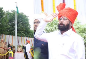 Eknath Shinde : ८० व्या स्वातंत्र्यदिनानिमित्त ठाणे जिल्हाधिकारी कार्यालयात उपमुख्यमंत्री एकनाथ शिंदे यांच्या हस्ते ध्वजारोहण