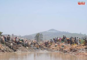 Gold mine collapses : खोदकामादरम्यान सोन्याची खाण कोसळली; 30 कामगारांचा मृत्यू, अनेक जण अडकले