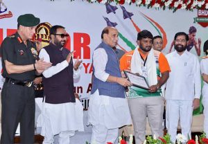 Rajnath Singh : ‘रक्तदान करणारे योद्धे’, राजनाथ सिंहांकडून महाराष्ट्रातील रक्तदात्यांचे कौतुक!