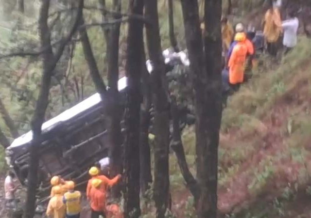 Road Accident : नैनितालमध्ये टेम्पो ट्रॅव्हलर दरीत कोसळल्यामुळे २० पर्यटक जखमी