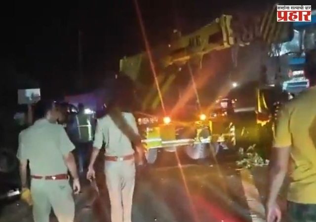 Greater Noida Accident : ग्रेटर नोएडात भीषण अपघात; ट्रेलर डिव्हायडर तोडून कारवर आदळला, 4 जणांचा मृत्यू