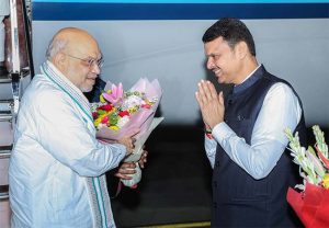 केंद्रीय गृहमंत्री अमित शाह यांचे मुंबई विमानतळावर आगमन; मुख्यमंत्री देवेंद्र फडणवीस यांनी केले स्वागत