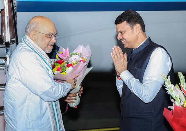 केंद्रीय गृहमंत्री अमित शाह यांचे मुंबई विमानतळावर आगमन; मुख्यमंत्री देवेंद्र फडणवीस यांनी केले स्वागत