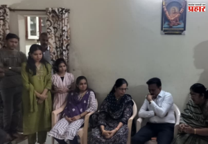 Nashik : दिवंगत दीपाली बेळे यांच्या कुटुंबाला ५ लाखांच्या मदतीची घोषणा; मंत्री गिरीश महाजनांची बेळे कुटुंबियांना सांत्वनपर भेट
