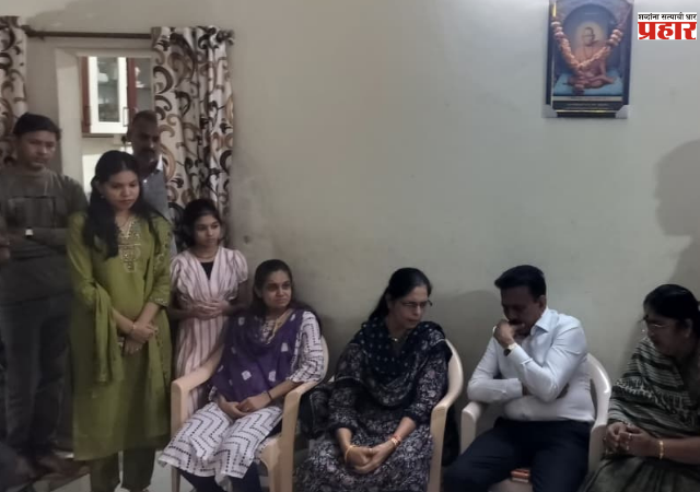 Nashik : दिवंगत दीपाली बेळे यांच्या कुटुंबाला ५ लाखांच्या मदतीची घोषणा; मंत्री गिरीश महाजनांची बेळे कुटुंबियांना सांत्वनपर भेट