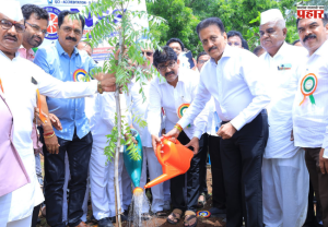 Nashik : ‘उन्नत नाशिक’ अभियानांतर्गत एकलहरे येथे वृक्षारोपण ! वृक्षलागवडीसोबत वृक्षसंवर्धनही काळाची गरज - मंत्री गिरीश महाजन
