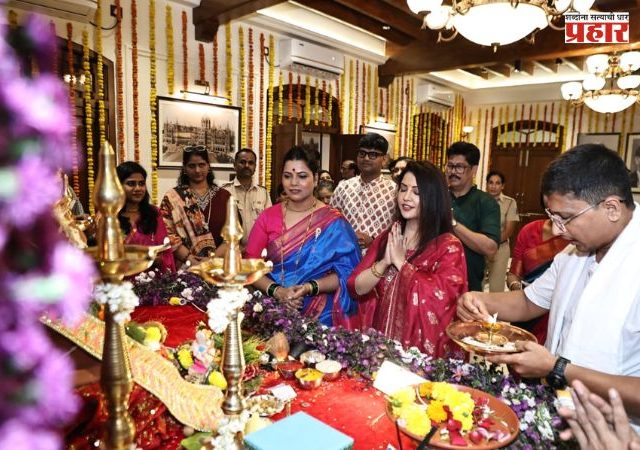 Amruta Fadnavis : गणरायाच्या दर्शनासाठी अमृता फडणवीस महापौर निवासस्थानी; तावडे कुटुंबीयांकडून स्वागत