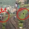 Dombivali Local Train : डोंबिवलीहून सुटलेल्या गर्दीच्या लोकल ट्रेनमधून महिला थेट ट्रॅकवर पडली अन्...व्हिडिओ व्हायरल