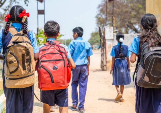 FSSAI New Rules : शाळांजवळ जंक फूडच्या विक्रीवर कडक नियम, FSSAIचा नवा मसुदा; जाणून घ्या काय बदलणार