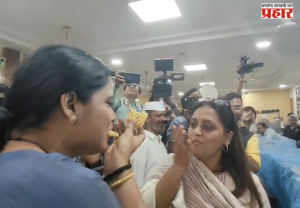 Heartwarming display of friendship : महापौर रितू तावडे आणि शिक्षण समिती अध्यक्षा राजेश्री शिरवडकर यांच्यात मैत्रीचा गोडवा; एकमेकांना भरवली जिलेबी
