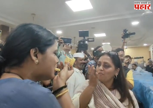 Heartwarming display of friendship : महापौर रितू तावडे आणि शिक्षण समिती अध्यक्षा राजेश्री शिरवडकर यांच्यात मैत्रीचा गोडवा; एकमेकांना भरवली जिलेबी