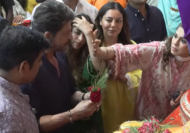 Lalbaugcha Raja : लालबागच्या राजाच्या दर्शनासाठी शाहरुख खानची हजेरी; कुटुंबासह घेतले बाप्पाचे दर्शन