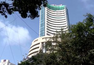 कच्च्या तेलाचा फटका! शेअर बाजारात मोठी पडझड; सेन्सेक्स 1,124 अंकांनी गडगडला, गुंतवणूकदारांचे 8.77 लाख कोटी बुडाले