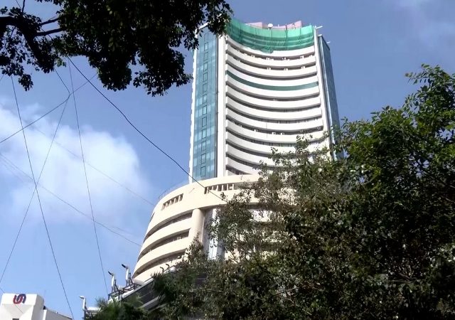 कच्च्या तेलाचा फटका! शेअर बाजारात मोठी पडझड; सेन्सेक्स 1,124 अंकांनी गडगडला, गुंतवणूकदारांचे 8.77 लाख कोटी बुडाले
