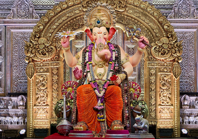Lalbaugcha Raja 2026 : बाप्पाला निरोप देण्याची वेळ आली! लालबागच्या राजाचे चरणस्पर्श आणि मुख दर्शन बंद होणार, जाणून घ्या सविस्तर वेळ