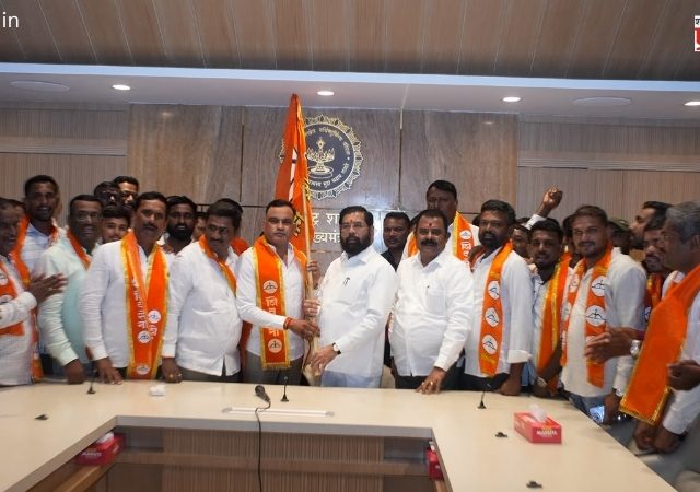 Maharashtra politics : भाजपचे मंत्री जयकुमार गोरेंचे बंधू शिवसेनेत दाखल; जिल्हा बँकेच्या निवडणुकीत ट्विस्ट