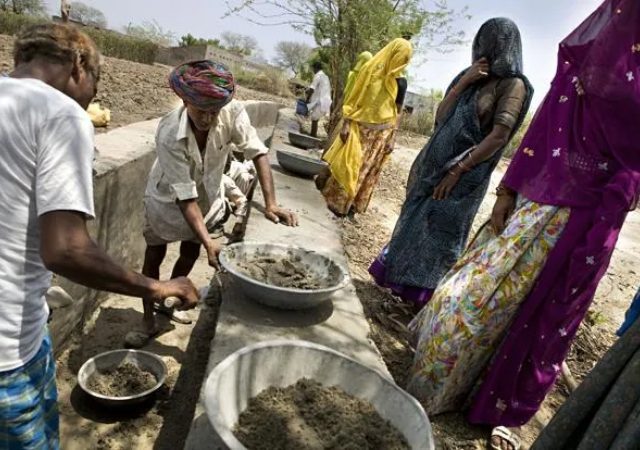 Rural Wages: दुष्काळ परिस्थितीवर मात करण्यासाठी रोजगार हमी योजनेतून निधी उपलब्ध, गावकऱ्यांना कोणती कामं करता येणार?