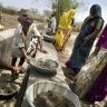 Rural Wages: दुष्काळ परिस्थितीवर मात करण्यासाठी रोजगार हमी योजनेतून निधी उपलब्ध, गावकऱ्यांना कोणती कामं करता येणार?