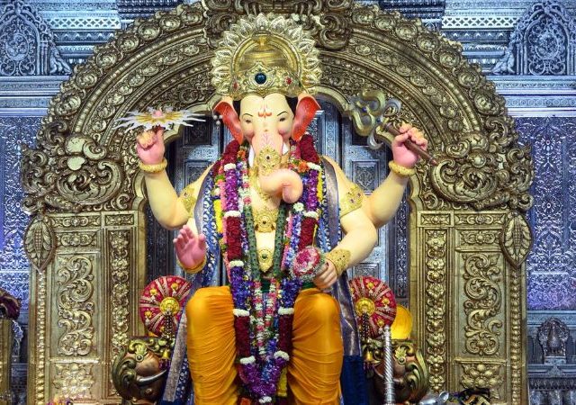 Lalbaugcha Raja : 'लालबागच्या राजा'च्या चरणी ₹6.11 कोटींचे दान; सोन्या-चांदीसह 2 बाईकचा होणार लिलाव