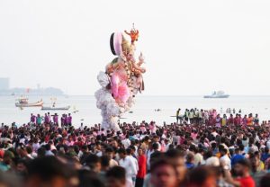 Mumbai Ganpati Visarjan: मुंबईकरांनी साश्रूनयनांनी लाडक्या बाप्पाला दिला निरोप, विसर्जनाच्या दिवशी 35,000 हून अधिक मूर्तीचे विसर्जन