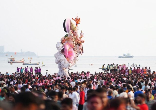 Mumbai Ganpati Visarjan: मुंबईकरांनी साश्रूनयनांनी लाडक्या बाप्पाला दिला निरोप, विसर्जनाच्या दिवशी 35,000 हून अधिक मूर्तीचे विसर्जन