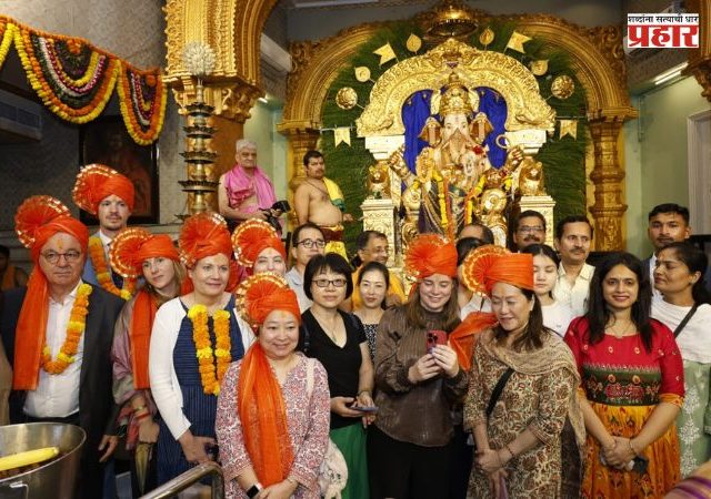 Mumbai Ganpati Darshan : परदेशी पाहुण्यांनाही मुंबईच्या गणेशोत्सवाची भुरळ
