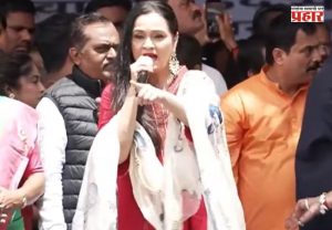 Padmini Kolhapure Viral Video : हिंदी गाण्याची फरमाईश झाली, पण पद्मिनी कोल्हापुरेने आधी मराठीच गाणं गायलं! म्हणाली...