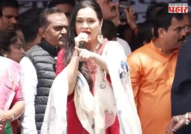 Padmini Kolhapure Viral Video : हिंदी गाण्याची फरमाईश झाली, पण पद्मिनी कोल्हापुरेने आधी मराठीच गाणं गायलं! म्हणाली...