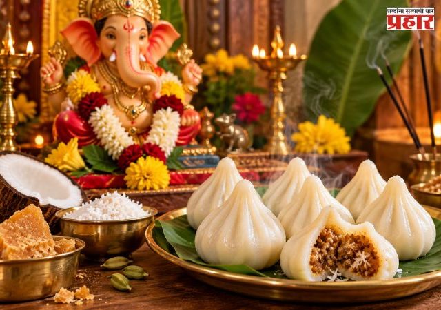 Ganpati Bappa Naivedya : बाप्पाला नैवेद्य दाखवण्यासाठी बनवा उकडीचे मोदक; जाणून घ्या सोपी रेसिपी