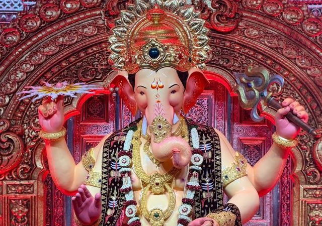 Lalbuagcha Raja 2026 : लालबागच्या राजाच्या चरणी अर्पण झालेल्या सोने-चांदीचा आज लिलाव; १.४८ कोटींची सोन्याची वीट अन् सोन्याची गणेशमूर्ती मुख्य आकर्षण
