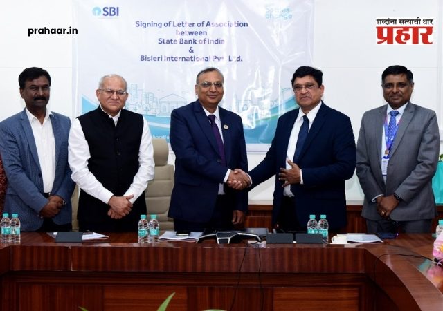 SBI Bisleri Plastic Recycling : 'एसबीआय' आणि 'बिस्लेरी'चा अनोखा उपक्रम! बँकांमधील प्लास्टिक कचऱ्याचा आता होणार पुनर्वापर