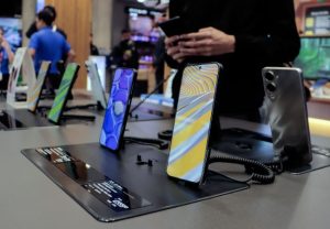 Tech News : 5G महागल्याने 4G स्मार्टफोनची मागणी वाढली; 2026 मध्ये बाजारातील वाटा 13% होण्याचा अंदाज